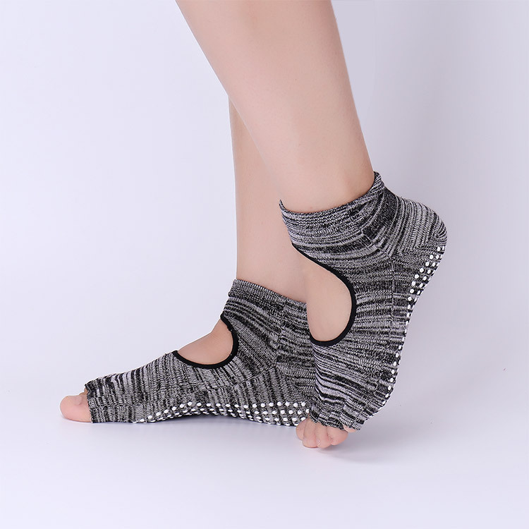 Non-Slip Yoga Socks with Grips - Pilates Yoga And Barre 评论和价格