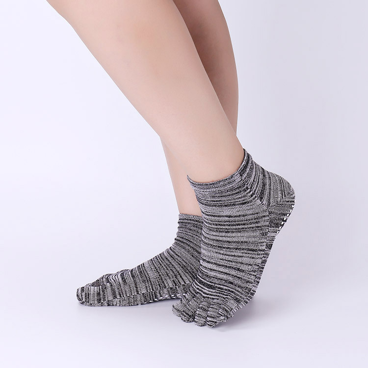 Non-Slip Yoga Socks with Grips - Pilates Yoga And Barre 评论和价格